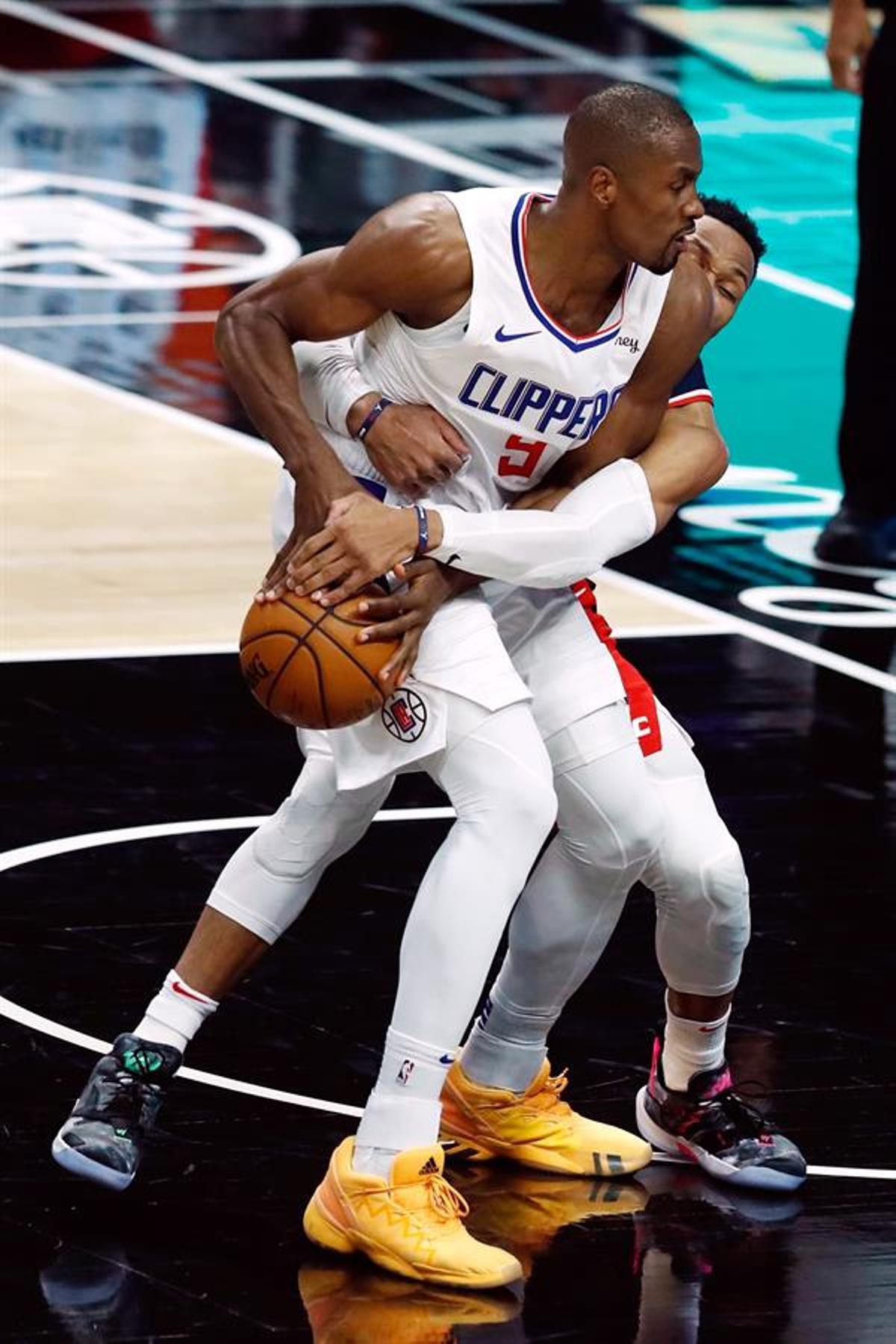 Serge Ibaka ataca el aro de espaldas.