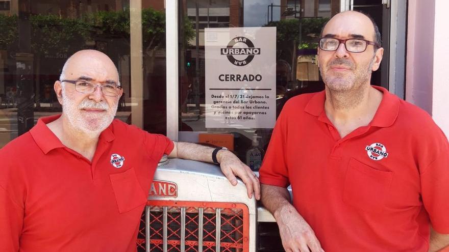 Alfredo y Gerardo Grau lamentan el cierre por motivos económicos del popular negocio de Castelló.