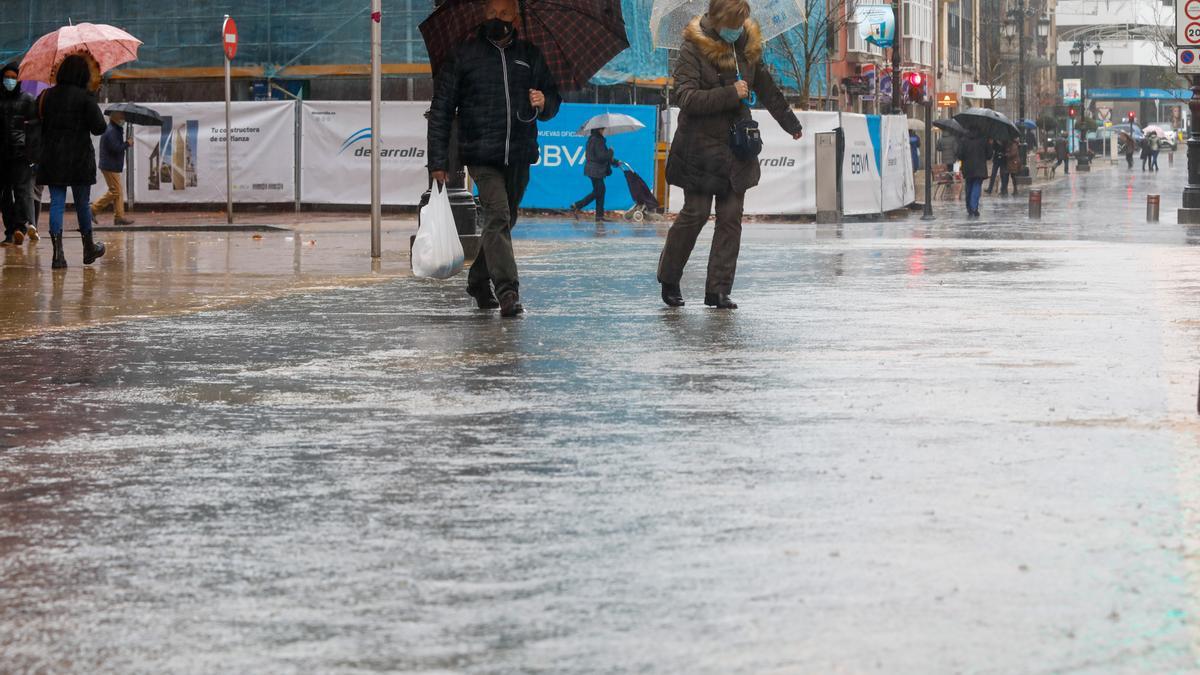 La calle La Cámara, en Avilés, inundada