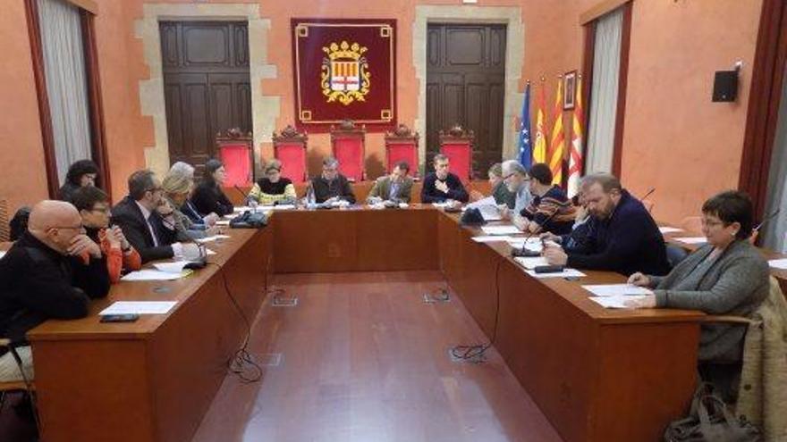 Els membres de la comissió cívica dels 125 anys, ahir al saló de plens