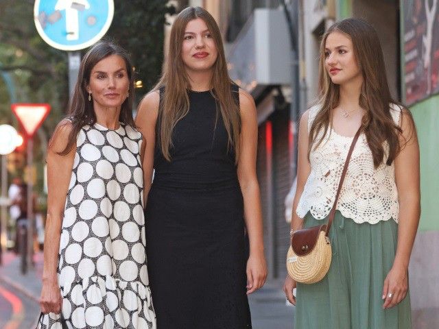 La reina Letizia, la princesa Leonor y la infanta Sofía acuden al Atlàntida Film Fest.