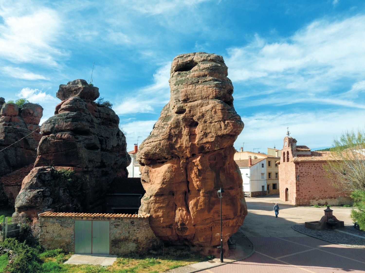 Formaciones rocosas en La Chequilla, un curioso paraje natural situado junto al pueblo de Chequilla, en la Sierra de Molina (Guadalajara). Esculpidas por la erosión a lo largo de millones de años, estas singulares moles de piedra rojiza configuran un laberinto natural que recuerda a paisajes del oeste americano, convirtiendo la zona en un rincón único del Alto Tajo.
