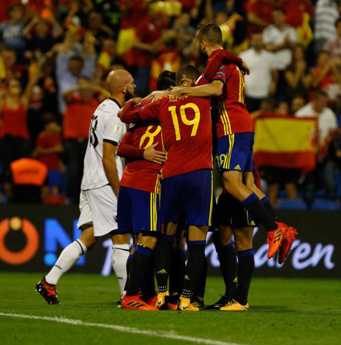 Los jugadores de La Roja celebran un gol