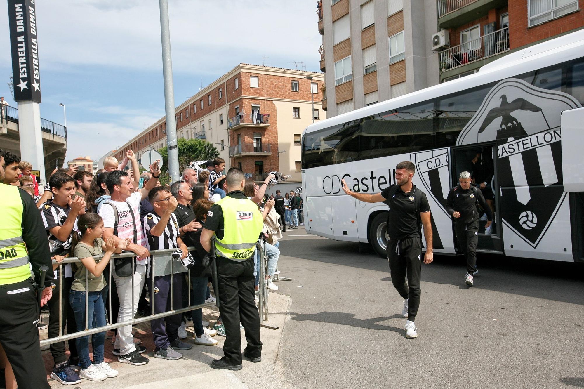 Así ha recibido al autobús del equipo la afición del CD Castellón