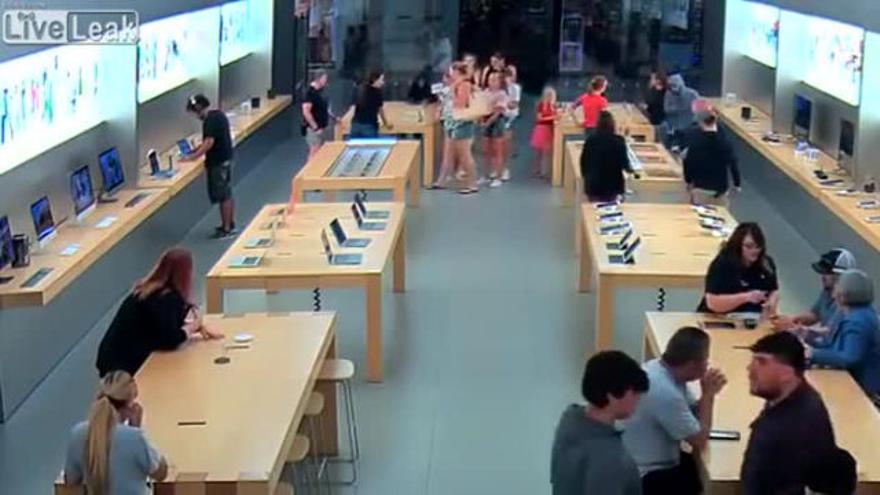 Cuatro ladrones asaltaron una Apple Store