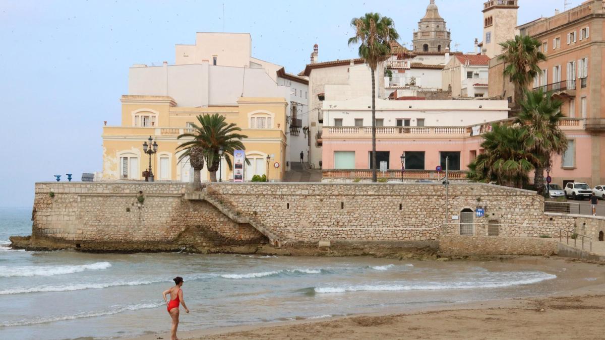 La playa de San Sebastián de Sitges sin apenas arena en plena temporada de verano.