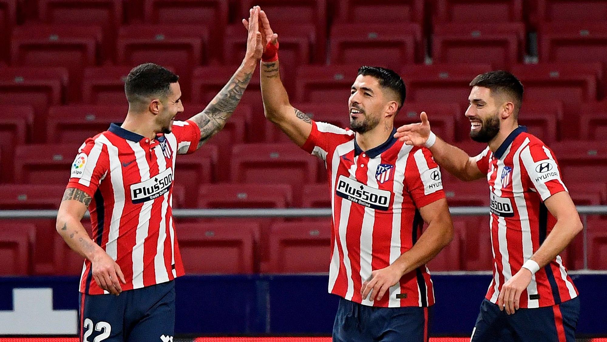 Hermoso y Carrasco felicitan a Suárez por un gol ante el Getafe.