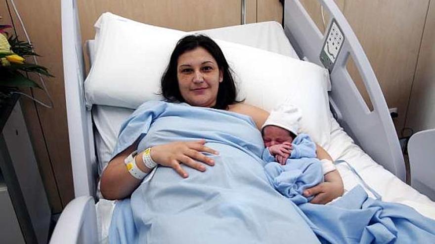 Imagen del primer bebé nacido en el nuevo hospital.