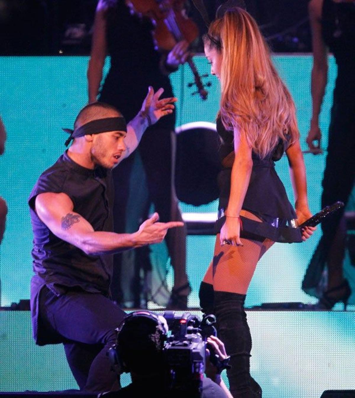 Ariana Grande junto a uno de sus bailarines en su concierto en Tampa (Florida)