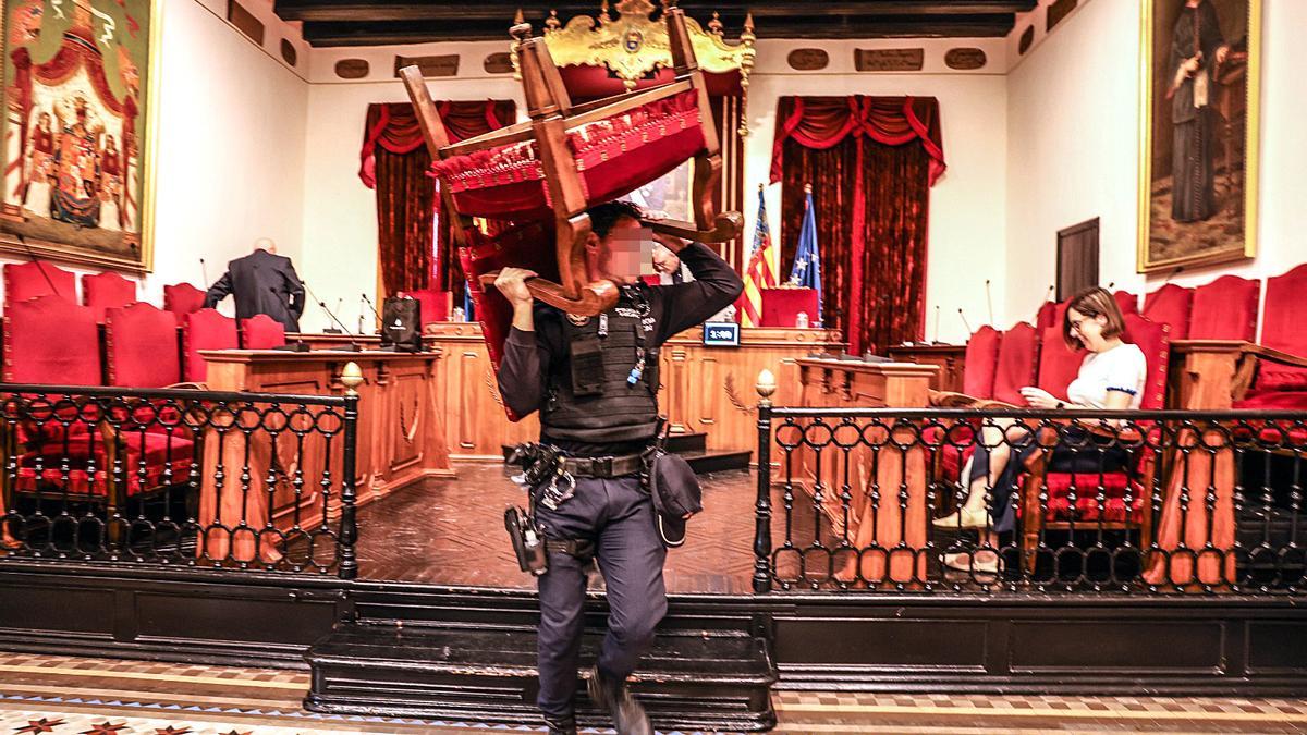 La Policía Local retira el &quot;trono&quot; del concejal José Navarro del salón de plenos del Ayuntamiento de Elche