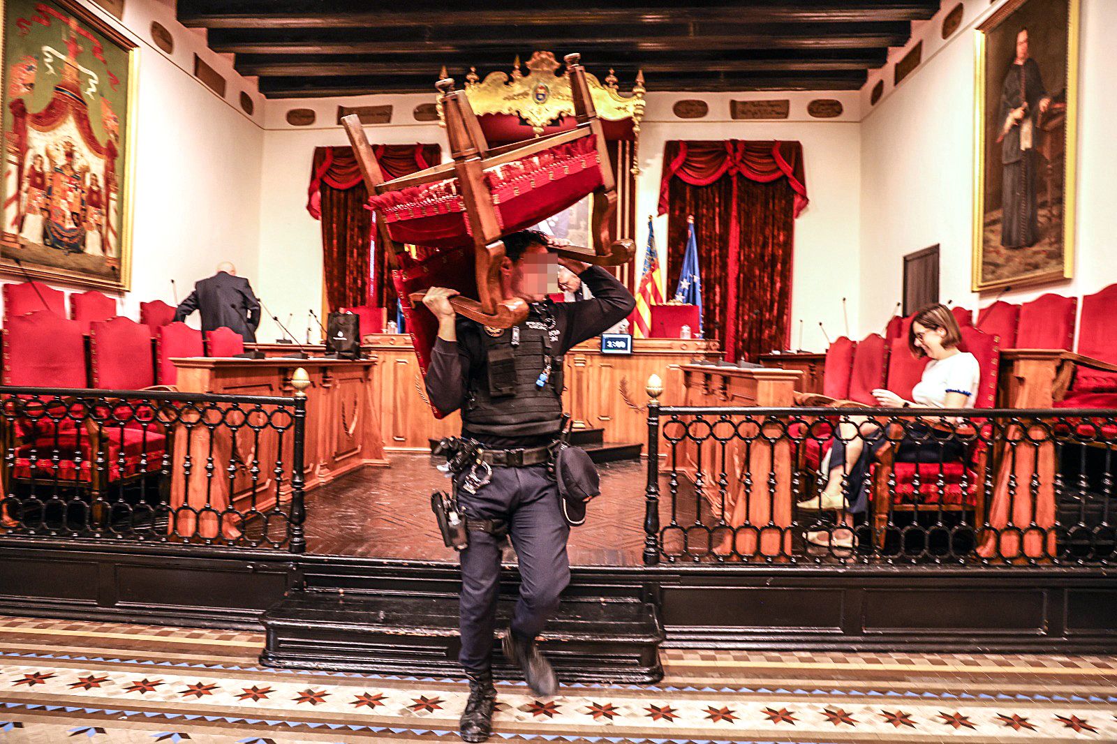 La Policía Local retira el "trono" del concejal José Navarro del salón de plenos del Ayuntamiento de Elche
