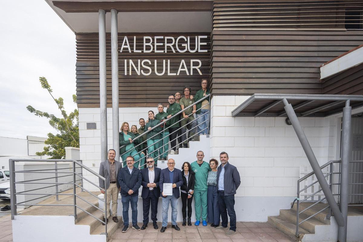 El presidente del Cabildo de Gran Canaria, Antonio Morales, con la certificación oficial de Aenor de Bienestar Animal en el Albergue Insular, junto a otras autoridades y personal del centro.