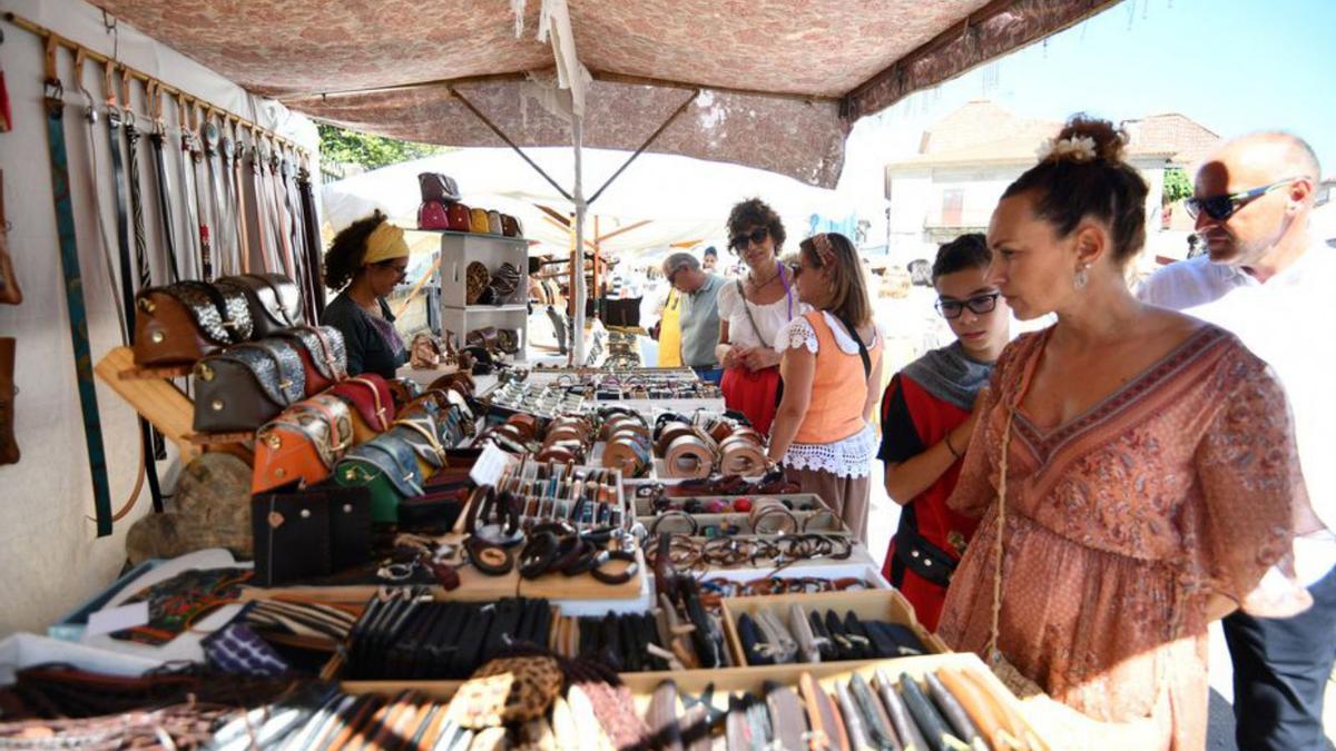 Uno de los puestos del mercado de artesanía. |   // GUSTAVO SANTOS