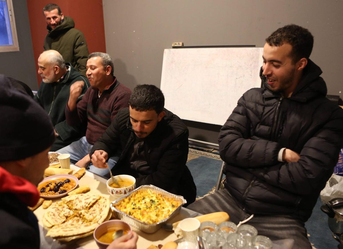 Musulmanes, ayer, en la nueva mezquita de Lalín celebrando en familia el Ramadán, que vive sus últimos días. | BERNABÉ/AMANDA CASTRO