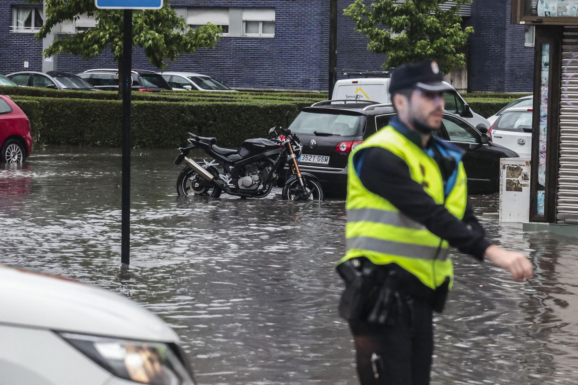 Inundaciones en Oviedo tras una fuerte tormenta de lluvia y granizo