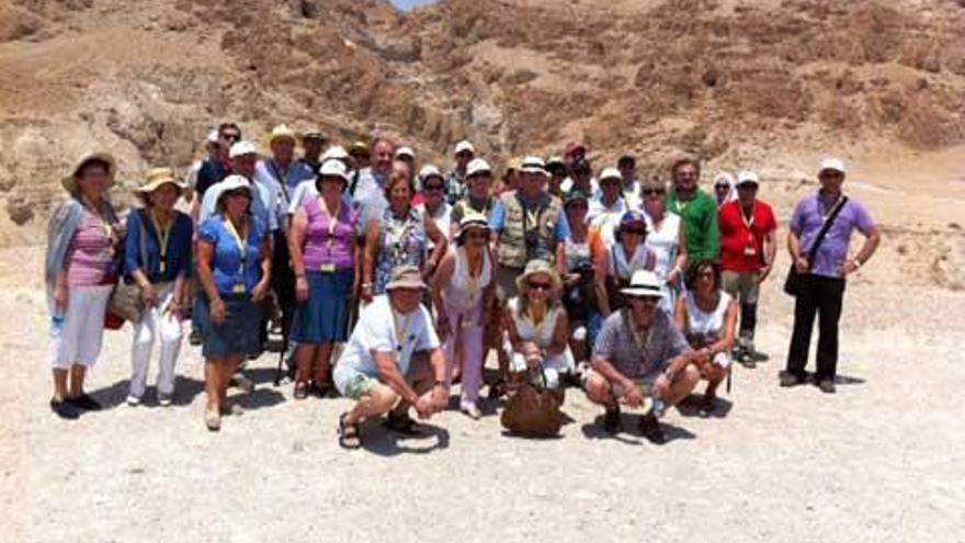 Parte de los ciento treinta y cinco peregrinos asturianos, en Qumrán, en el desierto de Judea.