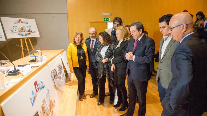 Autoridades regionales y locales, con el consejero Juan Hernández, el presidente de Croem, José María Albarracín y el director del Instituto de Turismo, contemplan la imagen del stand de la Región en FITUR.