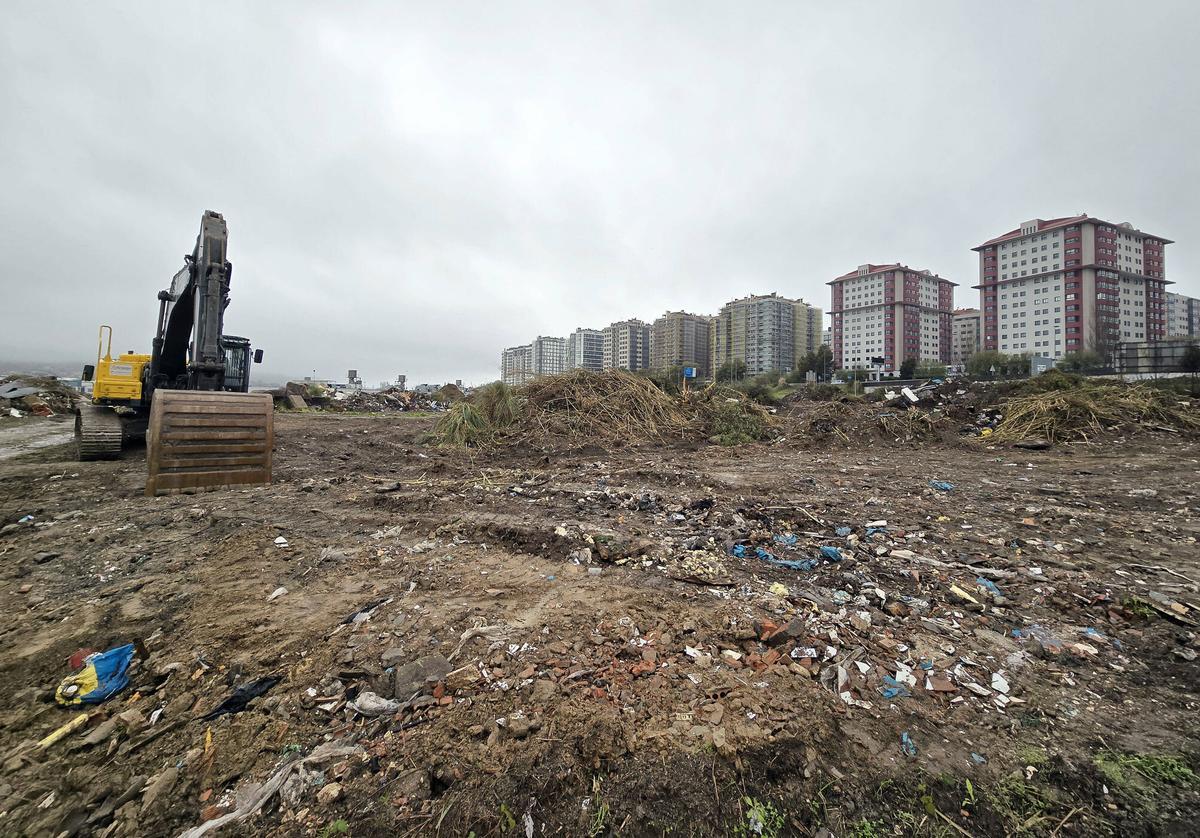 Maquinaria trabajando en la parcela que se urbanizará en Navia para el área comercial e industrial.