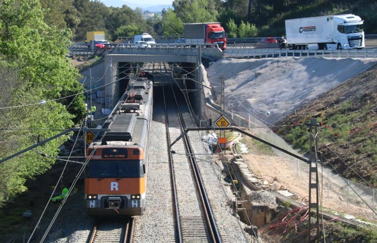 Un tren passant pel punt de l’accident a Gelida