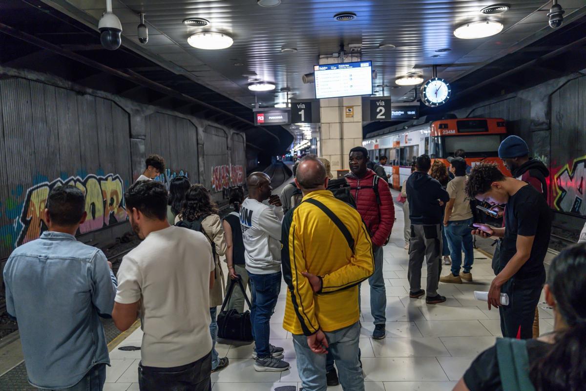 Demoras de hasta dos horas para salir de Barcelona en tren y buses