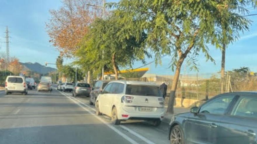 Carril bici invadido por coches estacionados. | L.O.