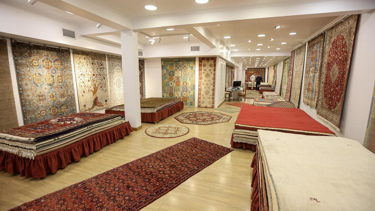 Cada alfombra exhibida en la tienda es una obra maestra en sí misma, resultado de la dedicación y el talento de artesanos expertos.