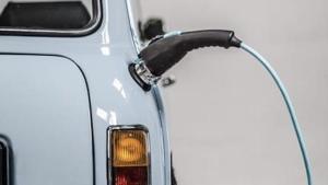 El retrofit propone convertir coches de combustión en vehículos eléctricos.