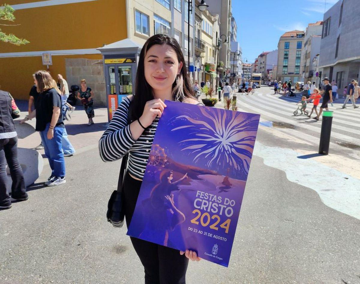 Sarai Lorenzo junto al cartel de las fiestas. | // SANTOS ÁLVAREZ