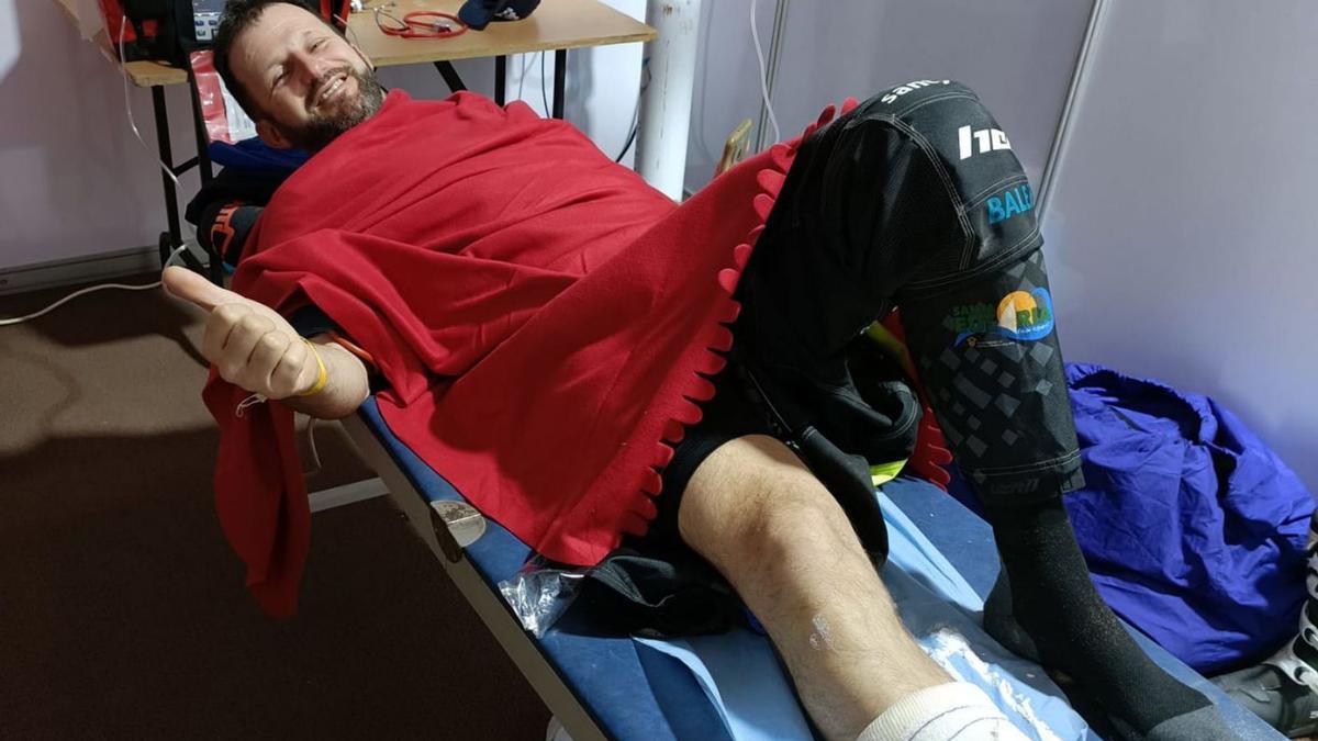 El deportista sanantoniense hace el gesto de ‘OK’ sobre una camilla tras su accidente de ayer. | MFIE