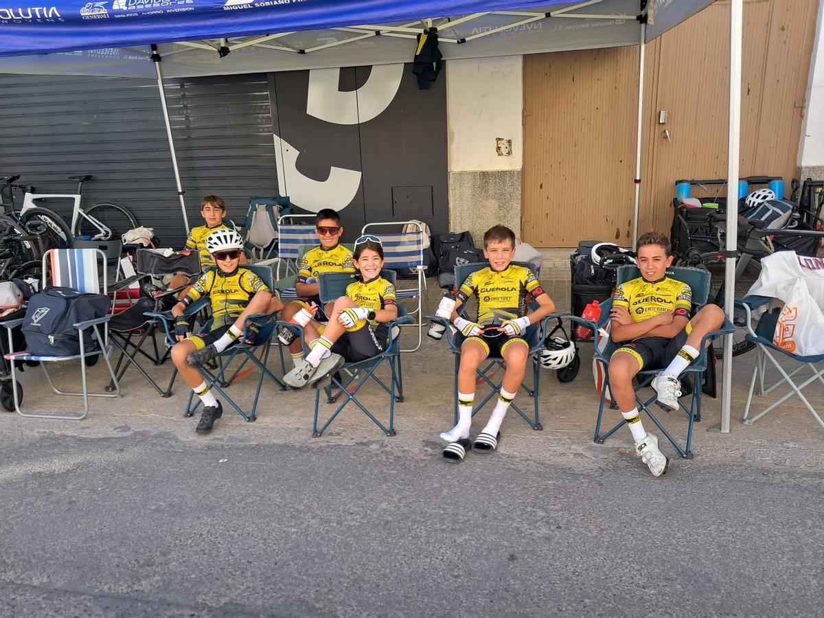 Ciclistas de la Escola de Ontinyent en el Trofeo Villa de Chiva.