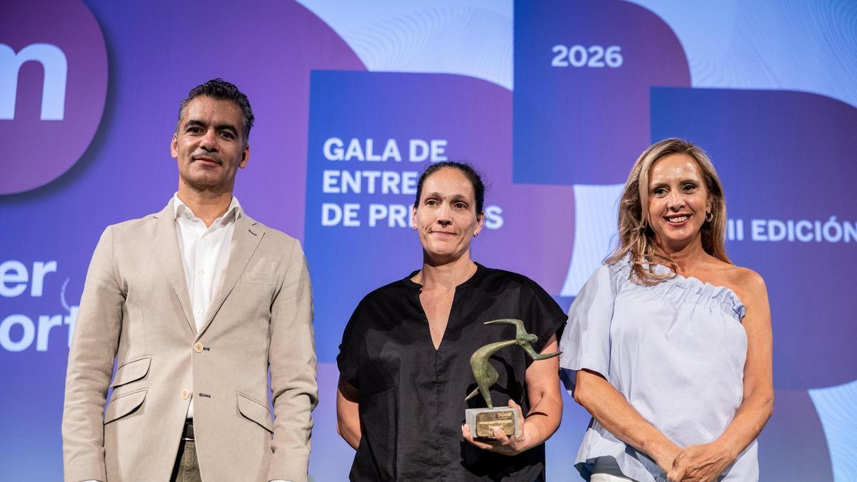Toñi Vicente, en el centro de la imagen, junto a a la gerente de El Periódico de Aragón, Cristina Sánchez, y al director general de la Caja Rural de Aragón, Luis Ignacio Lucas