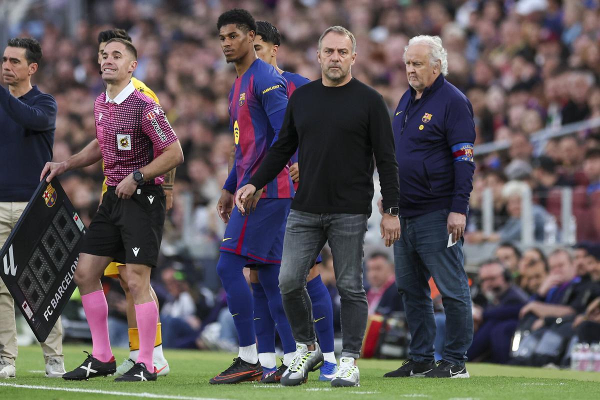 Flick prepara en el banda los cambios de Rashford y Cancelo por Balde y Gavi.