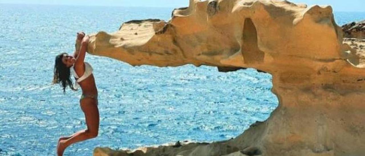 Imagen de una mujer colgada de la llamada roca del cocodrilo, en Jandia. | |