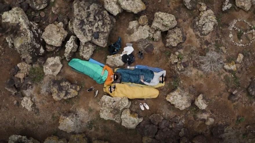 Nueva polémica en Fuerteventura: tres jóvenes pernoctan en un volcán y presumen de su hazaña en redes sociales