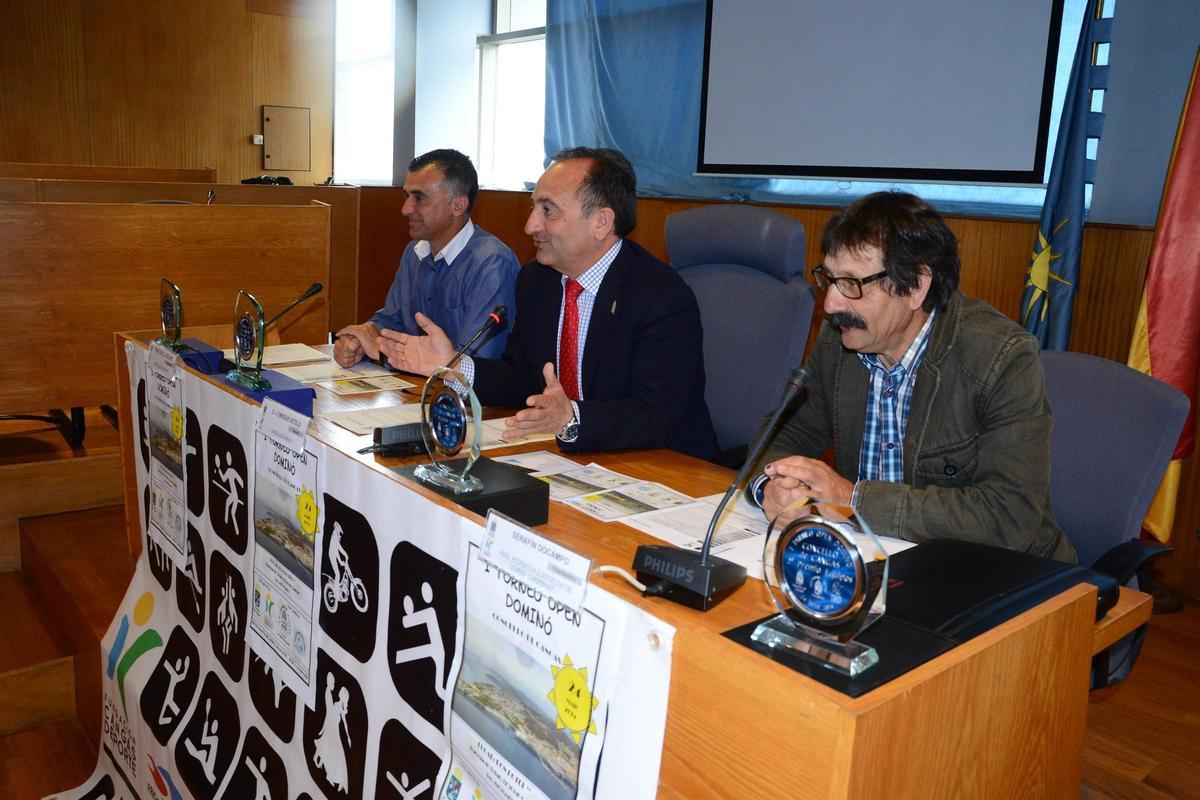Presentación del I Trofeo Concello de Cangas con José Enrique Sotelo siendo alcalde.