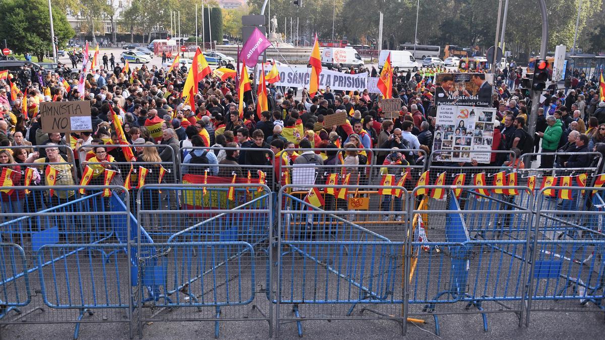 Decenas de personas durante una manifestación contra la investidura de Pedro Sánchez