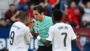 La RFEF investiga Munuera i l’àrbitre amenaça amb querelles