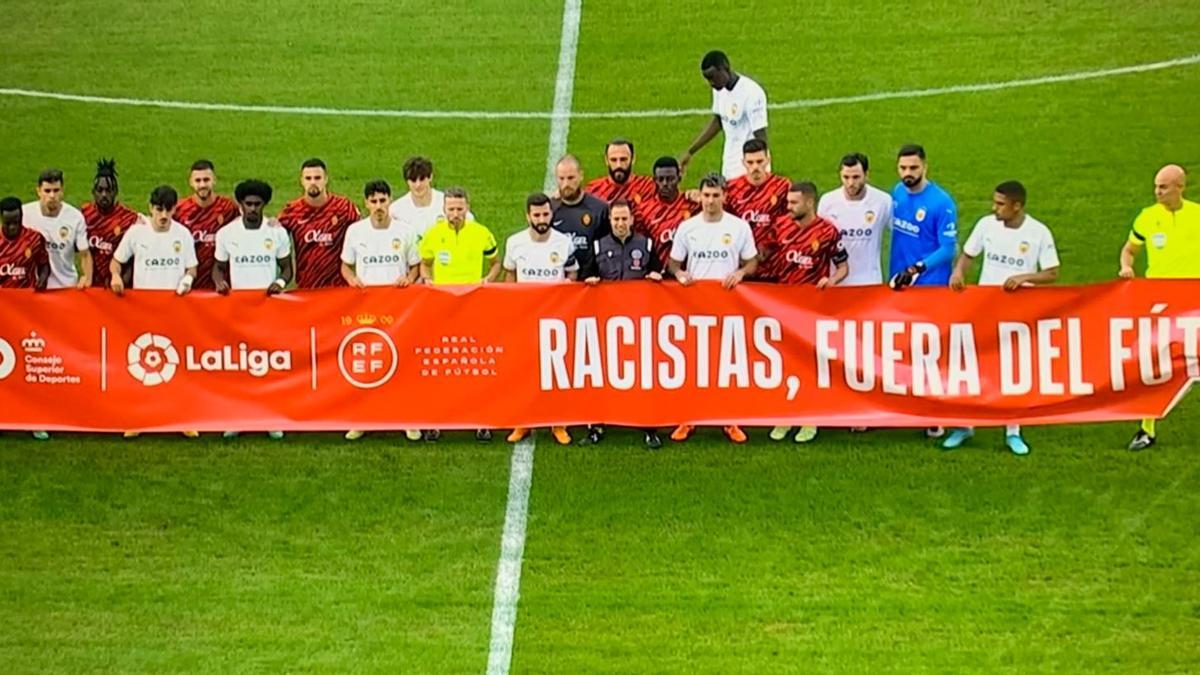 Protesta de Diakhaby: evita posar con la pancarta de LaLiga contra el racismo.