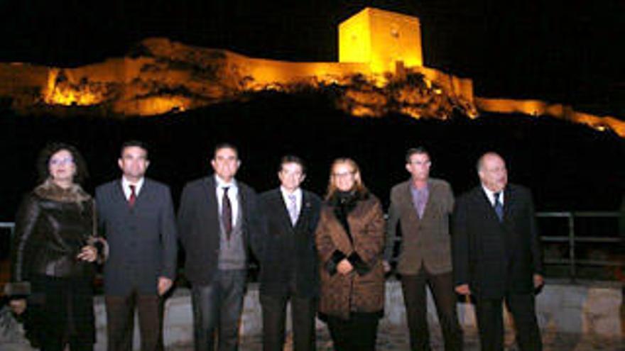 Las autoridades posaron con el castillo iluminado de fondo tras la inauguración del nuevo alumbrado