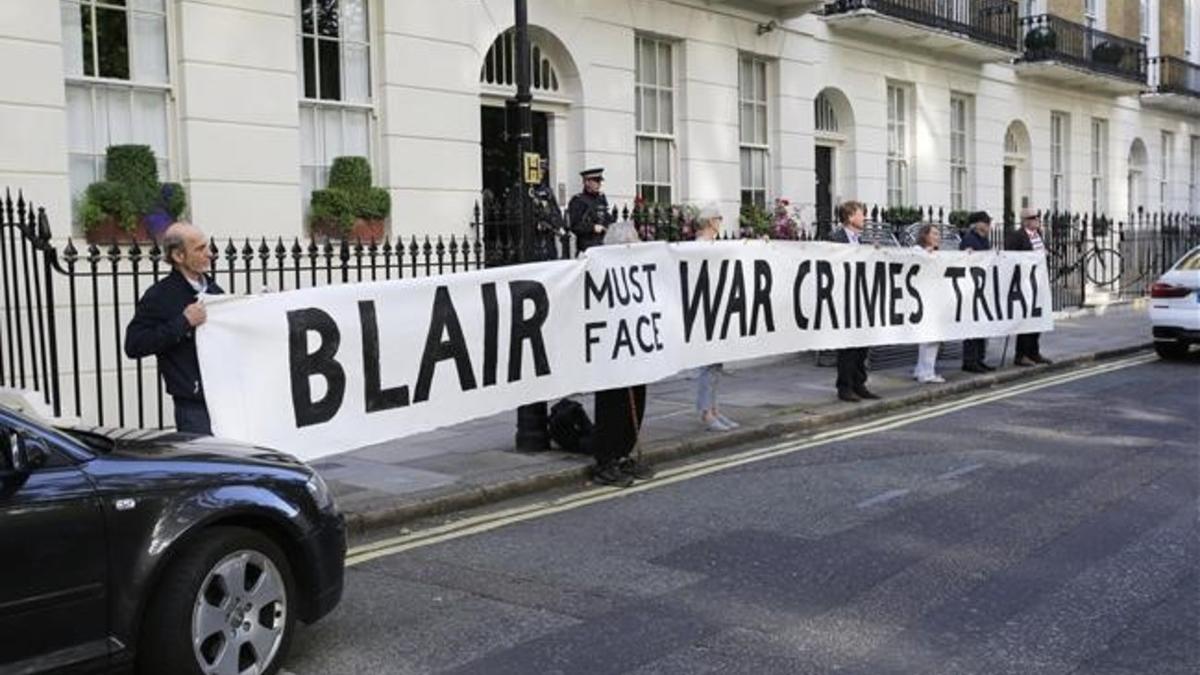 Manifestantes frente a la casa de Tony Blair con la pancarta &quot;Blair debe hacer frente a un juicio por crímenes de guerra&quot;.