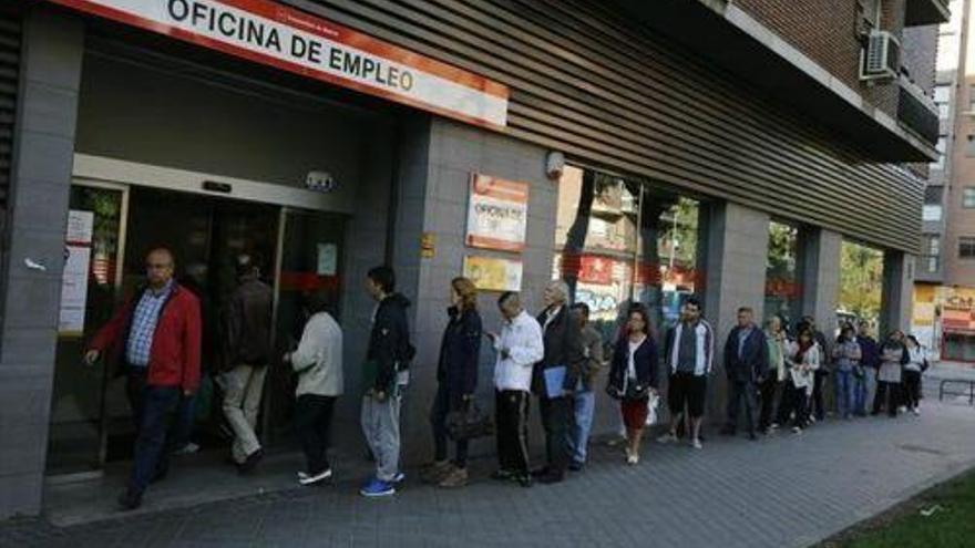 El paro registrado cae hasta su nivel más bajo en ocho años