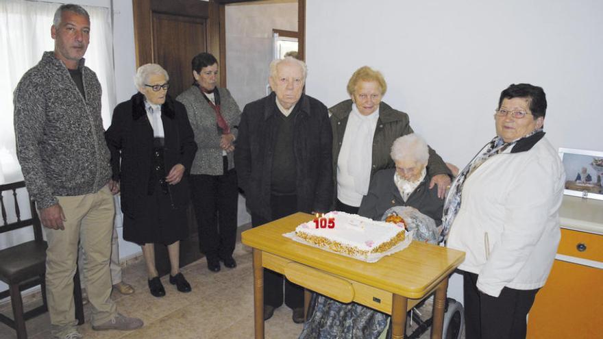 Carmen Aurora, junto a sus familiares en la celebración de su aniversario. la opinión