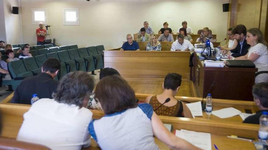 Concejales de la oposición y del Gobierno local durante un pleno.