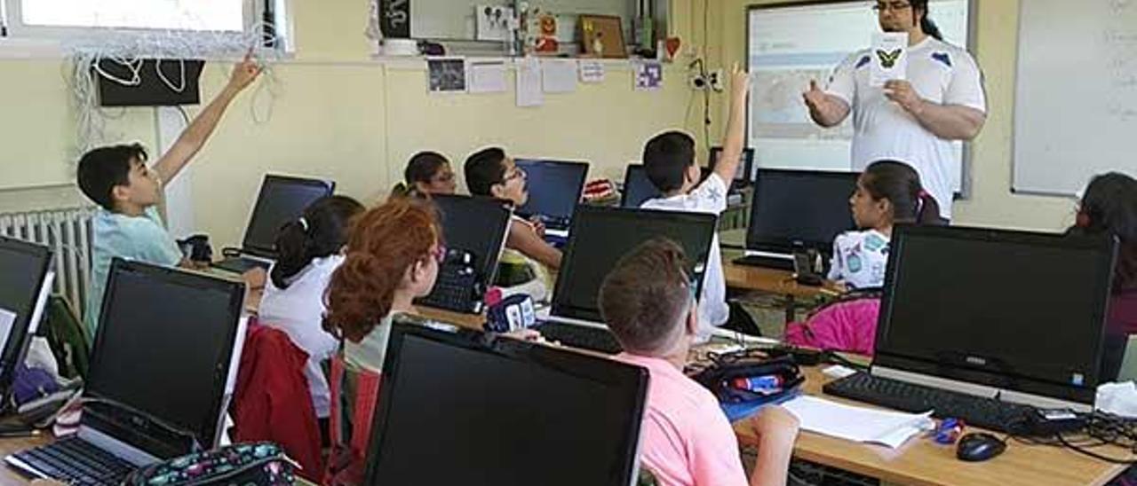 David Fernández Rivera con los alumnos de 5º del colego de Covelo.