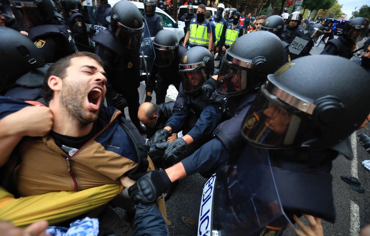 Actuación de la Policía Nacional, durante la mañana del referéndum del 1 de octubre, en el Institut Ramón Llull.