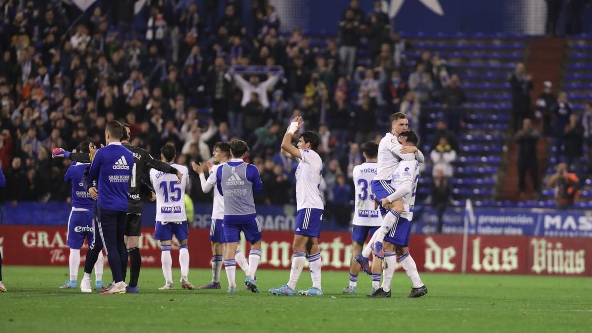 Los jugadores zaragocistas dan las gracias al público de La Romareda tras ganar al Fuenlabrada.