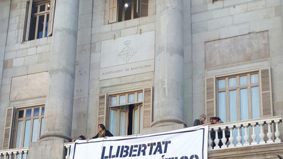 Pancarta en la fachada del Ajuntament pidiendo la liberación de Jordi Cuixart y jordi Sánchez.