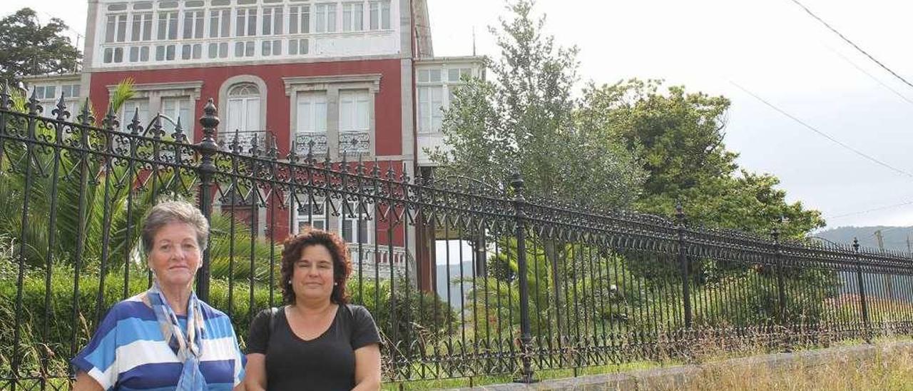 María Ángeles Pando (izquierda) y Susana Pulido, delante de La Casona.