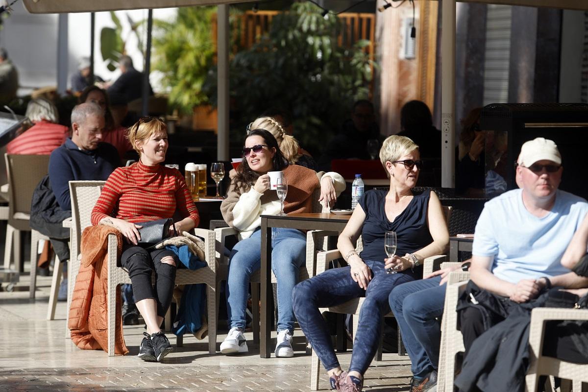 Turistas en una terraza del Centro de Málaga capital.