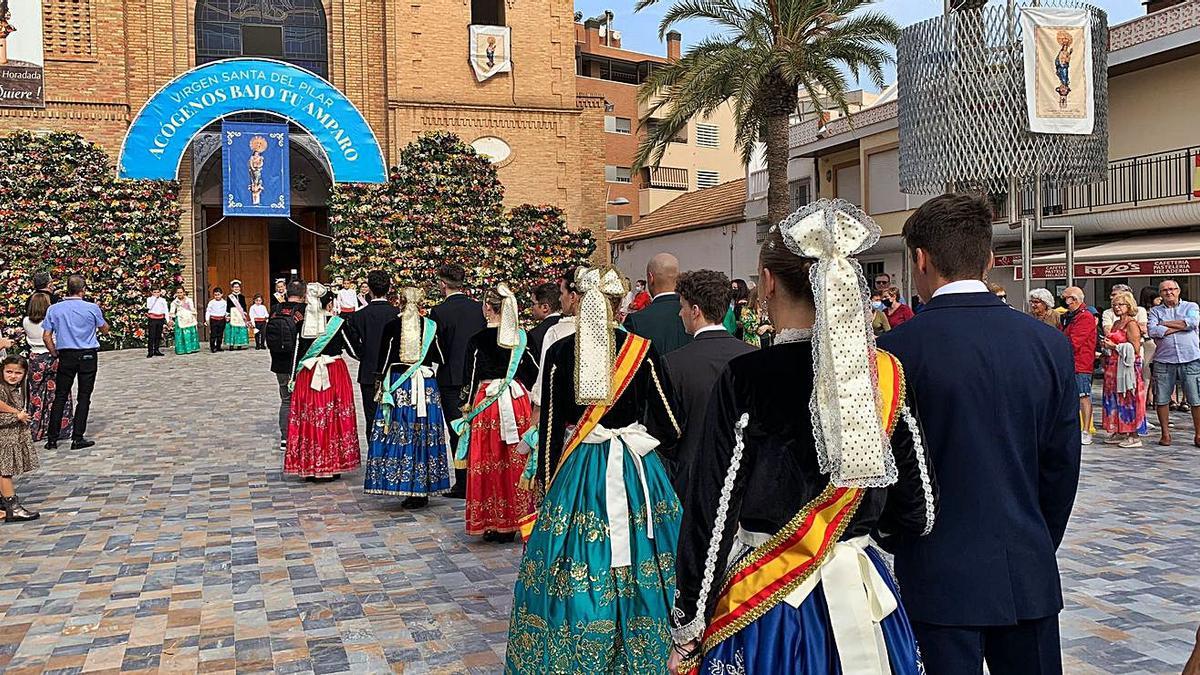 Ofrenda de flores multitudinaria que ha acogido la parroquia de Pilar de la Horadada.  | INFORMACIÓN 